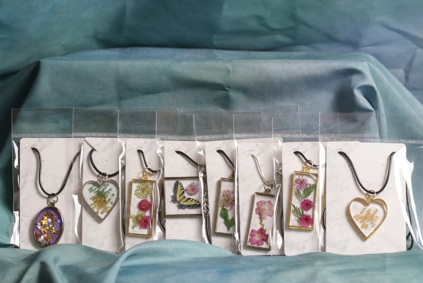 Collier papillon en fleurs
